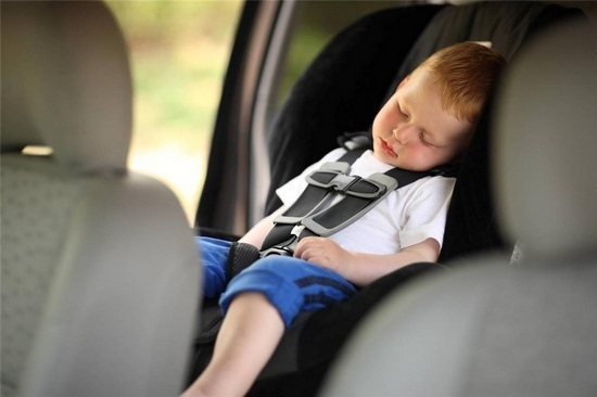 Ребенок в машине летом: в чем опасность